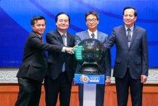 Phó Thủ tướng Vũ Đức Đam, Bộ trưởng Bộ GDĐT Phùng Xuân Nhạ, Bộ trưởng Bộ LĐ-TB&XH Đào Ngọc Dung nhấn nút ra mắt Hội đồng Giáo dục nghề nghiệp ASEAN