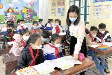 Giáo viên môn tiếng Anh của Trường Tiểu học thị trấn Lang Chánh I giải đáp những thắc mắc của học sinh trong giờ học.