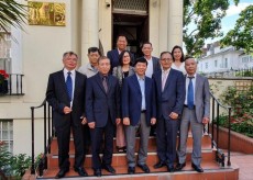 Thứ trưởng Ngoại giao Nguyễn Quốc Cường, Chủ nhiệm Ủy ban Nhà nước về người Việt Nam chụp ảnh lưu niệm cùng ban chấp hành Hội người Việt Nam tại Anh