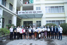 Học viện Nông nghiệp Việt Nam quan tâm đến đời sống lưu học sinh nước ngoài trong dịp Tết