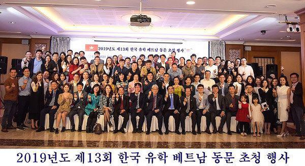 Ông Choi Yong-sun cùng các cựu du học sinh Việt Nam tại Hàn Quốc trong cuộc gặp mặt tại Hà Nội, tháng 3/2019.