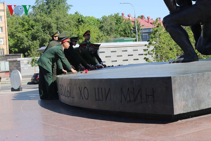 Lưu học sinh Công an nhân dân tại Nga dâng hoa tưởng niệm Bác