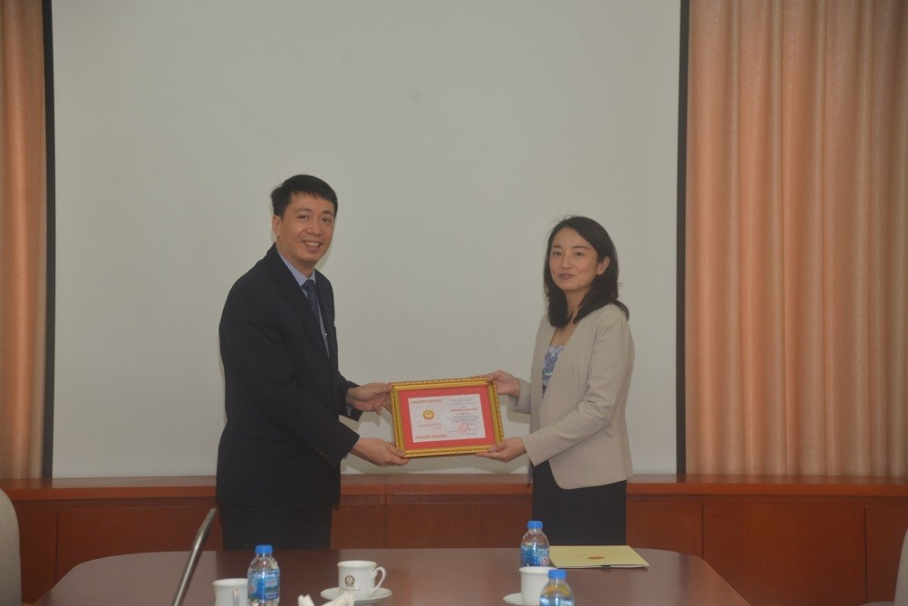 Ông Phạm Quang Hưng, Cục trưởng Cục Hợp tác quốc tế trao tặng Kỷ niệm chương “Vì sự nghiệp giáo dục” cho bà Chuman Ai. Ảnh VHP/ICD