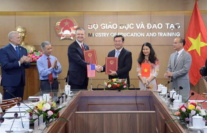 Thứ trưởng Nguyễn Văn Phúc trao Hiệp định cho Đại sứ Hoa Kỳ để chuyển tới Chính phủ Mỹ ký kết