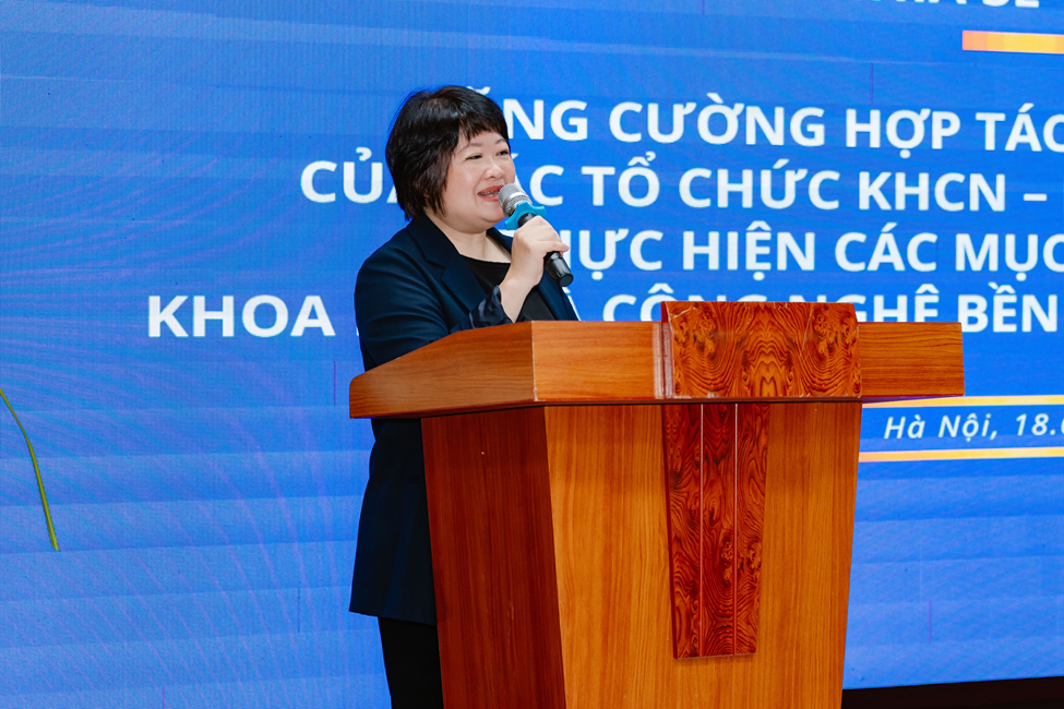 Bà Phạm Thu Hằng, phó Vụ trưởng Vụ Phi chính phủ, Bộ Nội Vụ phát biểu chào mừng