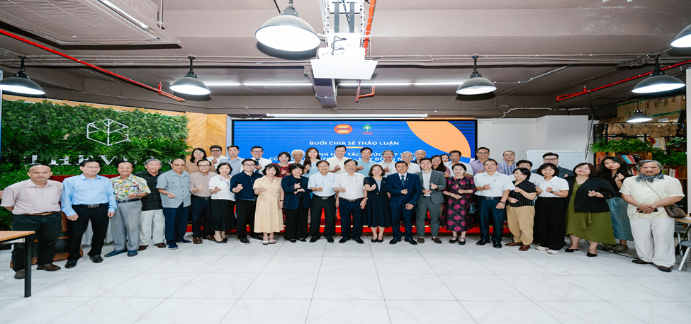 Các đại biểu tham dự hội nghị chụp ảnh lưu niệm tập thể
